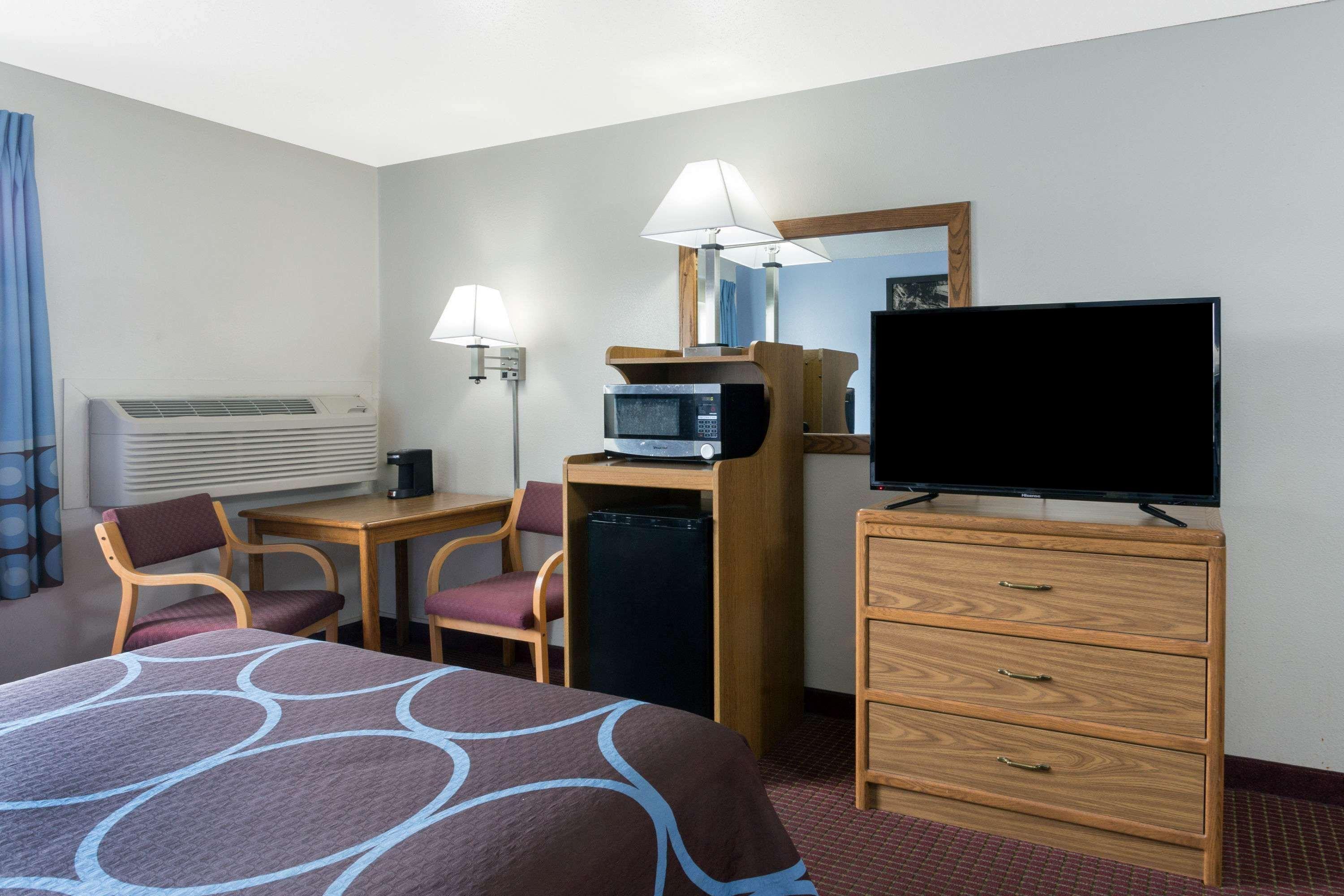 Super 8 By Wyndham Wisconsin Dells Hotel Bagian luar foto