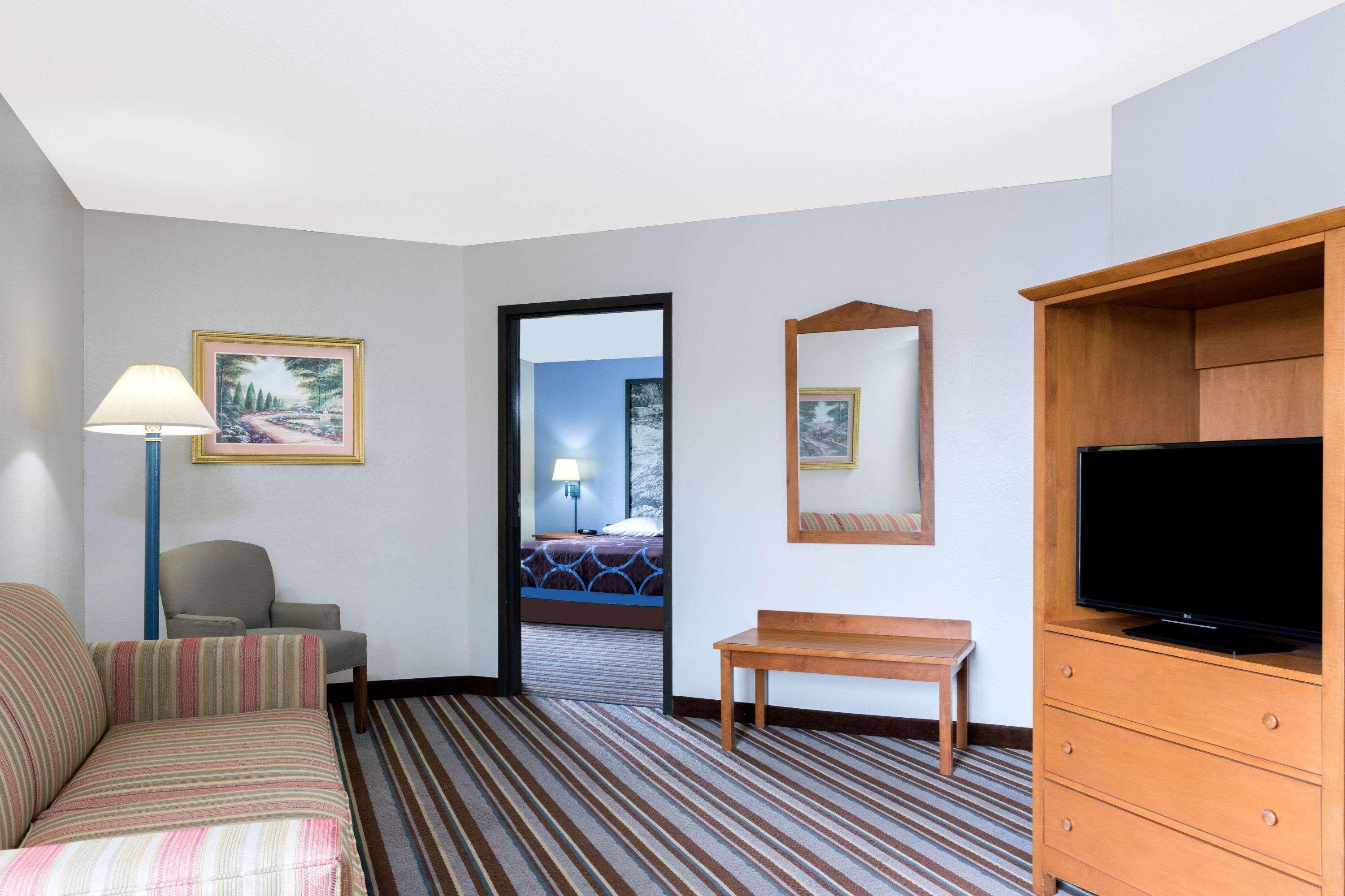 Super 8 By Wyndham Wisconsin Dells Hotel Bagian luar foto